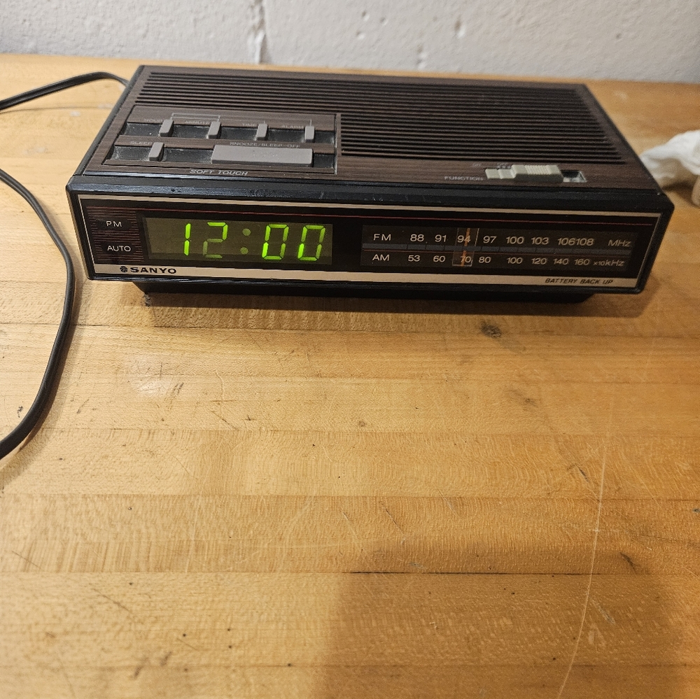 Sanyo AM/FM Radio Digital Alarm Clock RM 5008 Wood Grain Tested&Works